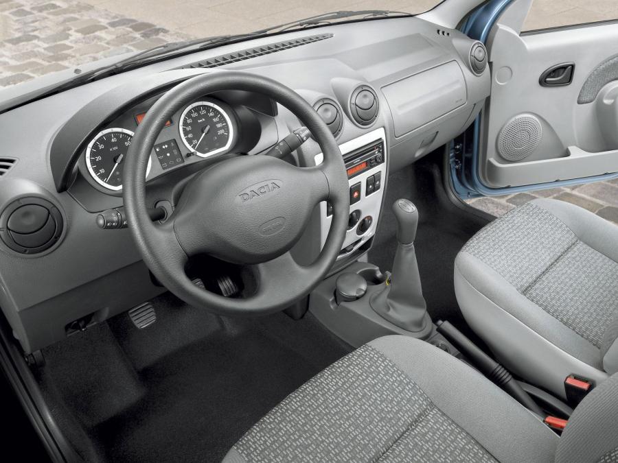 Интерьер Dacia Logan MCV 2006 года  (фото 15 из 22)
